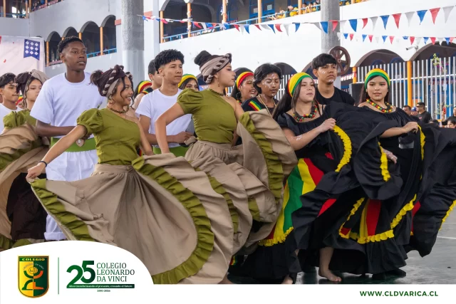 ✨ ¡Vivimos nuestra Gala Folclórica 2026: “Recorriendo Chile”! ✨
Una hermosa jornada donde nuestros estudiantes se lucieron con sus talentosas coreografías y coloridos trajes, mientras nuestros funcionarios nos deleitaron con sus hermosos cantos y bailes. 🎶💃🕺
Además, nuestros propios estudiantes acompañaron la jornada con su música, llenando este encuentro de tradición, alegría y orgullo por nuestras raíces. ❤️💙
¡Gracias a toda nuestra comunidad educativa por hacer de esta jornada un momento tan especial!✨