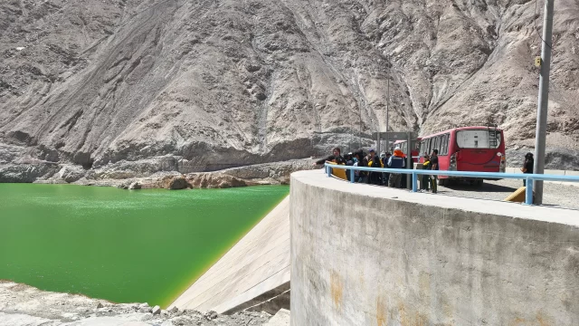 💧🏞️ ¡APRENDIENDO EN TERRENO!

Nuestros estudiantes de 4° Medio de las especialidades de Electrónica y Programación realizaron una enriquecedora visita al Embalse Chironta, ubicado en el Valle de Lluta.

Durante esta experiencia, tuvieron la oportunidad de conocer de cerca su funcionamiento, los procesos tecnológicos involucrados y la importancia de esta infraestructura para la gestión de los recursos hídricos de nuestra región. 💧⚙️

👏 Una valiosa instancia de aprendizaje que les permitió conectar sus conocimientos técnicos con aplicaciones reales, fortaleciendo su formación profesional.

💚💛🧡 ¡Seguimos aprendiendo más allá de las aulas!

#ColegioLeonardoDaVinci #EducaciónTécnicoProfesional #Electrónica #Programación #EmbalseChironta #AprendizajeEnTerreno #Arica