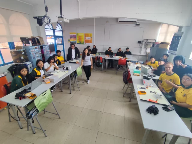 ¡Fortaleciendo la educación técnica a través de la Alternancia! 🛠️📱
Nuestras y nuestros estudiantes vivieron una valiosa jornada de aprendizaje junto a la empresa NoteCamfix, representada por la Ing. Eléctrica Natalia Ortiz. 
Bajo la actividad denominada "Mantenimiento preventivo de dispositivos móviles celulares", los cursos de 3°M y 4°M participaron en dos intensas sesiones los pasados 8 y 9 de octubre.
Durante el taller práctico, los estudiantes aplicaron de forma guiada el procedimiento completo de desarmado, armado y mantenimiento preventivo físico en celulares en desuso, fortaleciendo sus competencias técnicas y acercándose de forma real al mundo laboral.
Agradecemos sinceramente a NoteCamfix y a Natalia Ortiz por su compromiso y contribución a la formación de nuestros futuros técnicos. 👏✨
#EducacionTecnica #Alternancia #MantenimientoCelulares #NoteCamfix #EducacionTP