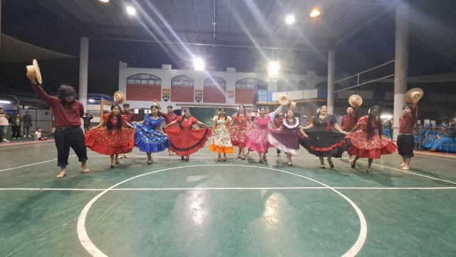 🌎💃 ¡Gala Folclórica EPJA 2026! 🎶🇨🇱

Nuestra Educación Nocturna EPJA vivió una hermosa Gala Folclórica, en el marco del Proyecto de Interculturalidad, una jornada llena de música, danza, tradiciones y cultura. 🌟

Una instancia para celebrar nuestras raíces, valorar la diversidad cultural y fortalecer el respeto por las distintas expresiones que enriquecen nuestra comunidad educativa.

👏 ¡Felicitamos a todos nuestros estudiantes y docentes por su entusiasmo y participación!

#EPJA #GalaFolclórica #Interculturalidad #ColegioLeonardoDaVinci