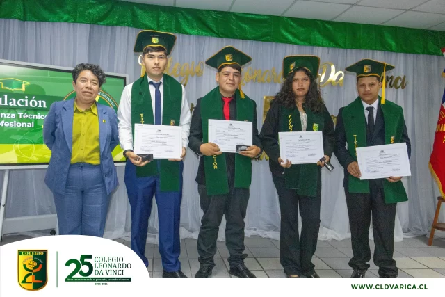 🎓✨ ¡Felicitamos a nuestros titulados de la Generación 2025!
Con mucha alegría y orgullo celebramos a nuestros estudiantes que culminaron una importante etapa de su formación, obteniendo su título de Técnico de Nivel Medio en Programación, Electrónica y Gastronomía.
Nos llena de orgullo verlos cerrar este ciclo y avanzar hacia nuevos desafíos, llevando consigo los conocimientos, experiencias y aprendizajes adquiridos durante su paso por nuestro colegio. 💚
¡Felicitaciones, Generación 2025! Les deseamos mucho éxito en todo lo que viene. 🎉
#Titulación2025 #EducaciónTP #Programación #Electrónica #Gastronomía #ColegioLeonardoDaVinci